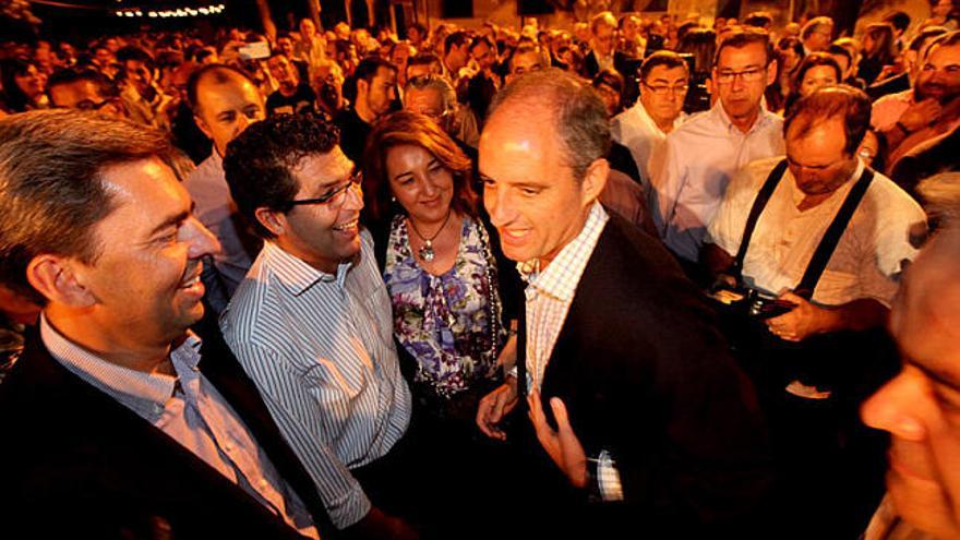 Francisco Camps, a su entrada en la Ermita de Sanz, rodeado de dirigentes del PP de la Comunidad y el ex alcalde Pérez Fenoll.