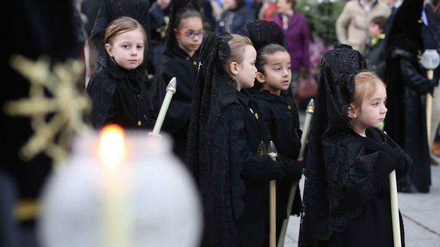 Un grupo de pequeñas cofrades de Nuestra Señora de los Dolores. | Ricardo Solís