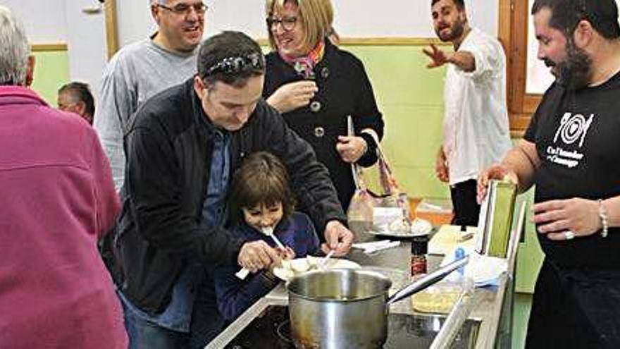 Diego Alias, del restaurant Ca l&#039;Amador de Josa del Cadí, deixant tastar els plats després del taller de cuina