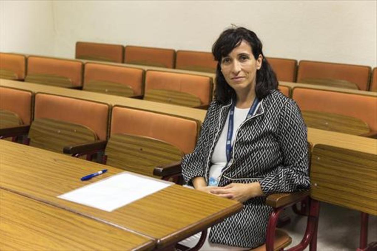 Mónica Cerdán, en una clase de la Ramon Llull.