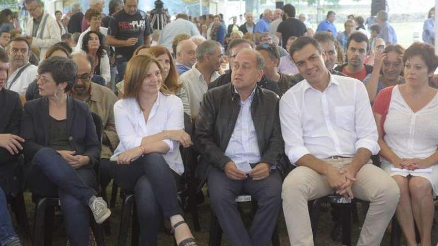 Aitor Bouza, Patricia Vilán, Pilar Cancela, Leiceaga, Pedro Sánchez y Begoña Rodríguez, ayer, en el mitin de apertura de campaña en Cerceda.