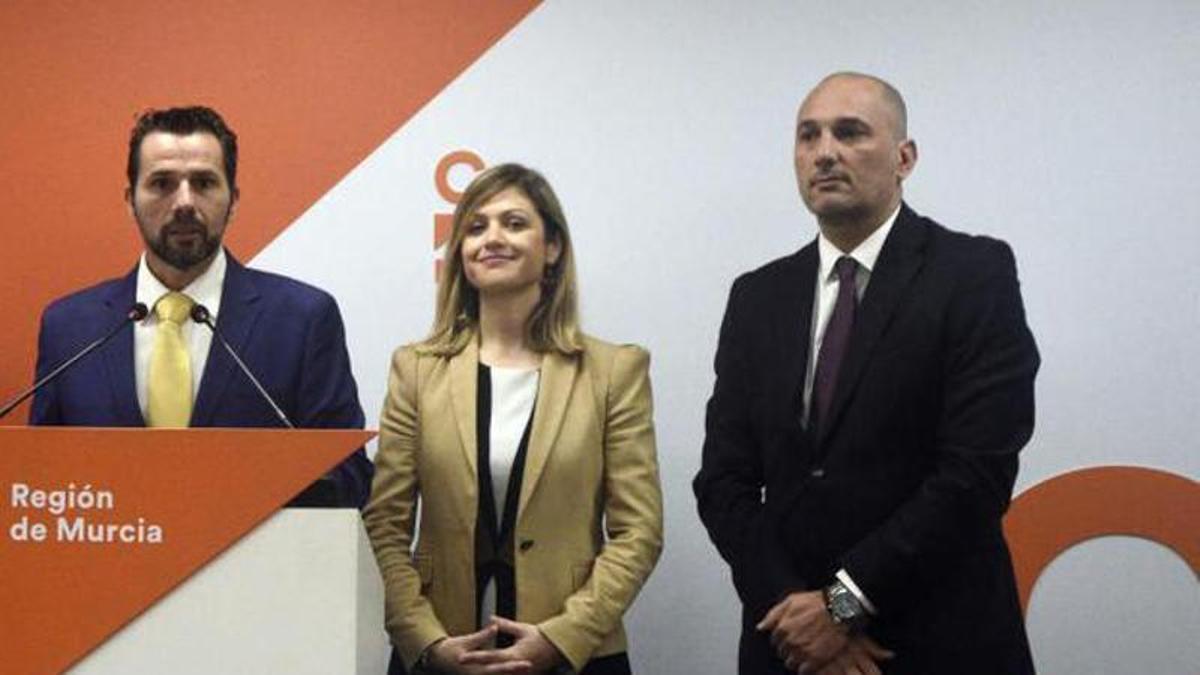 De izquierda a derecha, Mario Gómez, Paqui Pérez y Pedro García Rex.