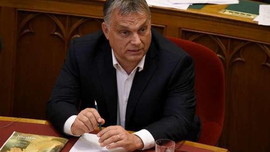 El primer ministro húngaro, Viktor Orban, en la votación de ayer.  // Reuters