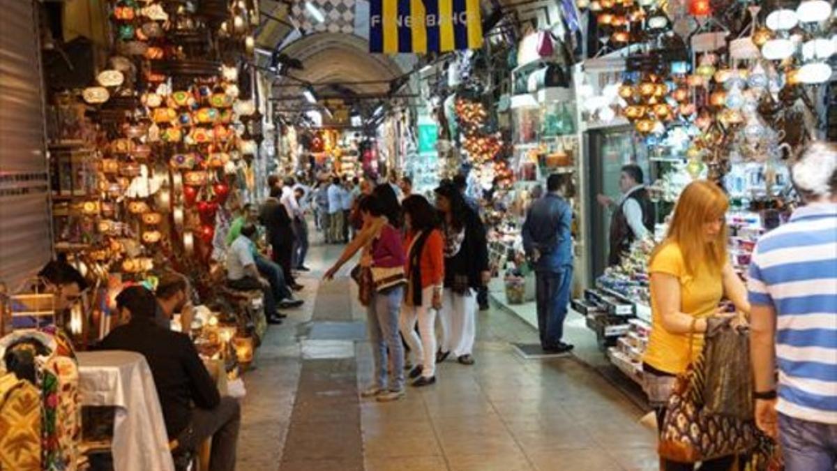 Estambul  8Turistas realizan compras en el Gran Bazar.