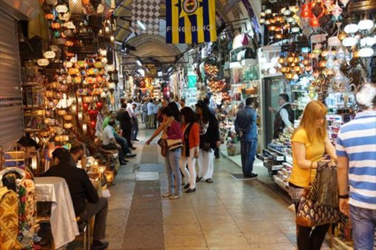 Istanbul  8 Turistes fan compres al Gran Basar.