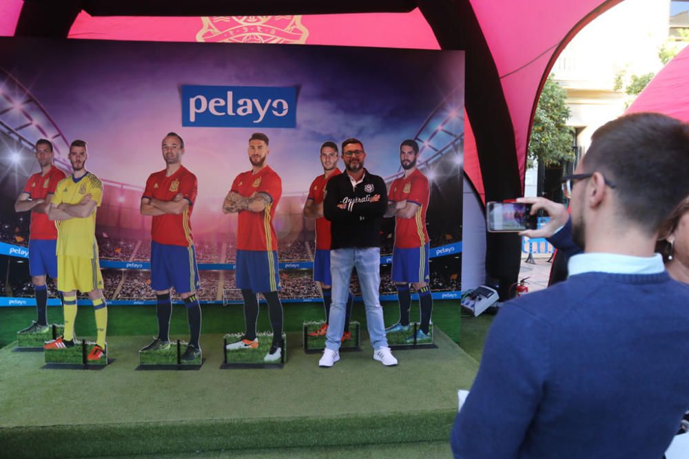 Cientos de aficionados hacen cola durante todo el jueves para fotografiarse con los trofeos de La Roja