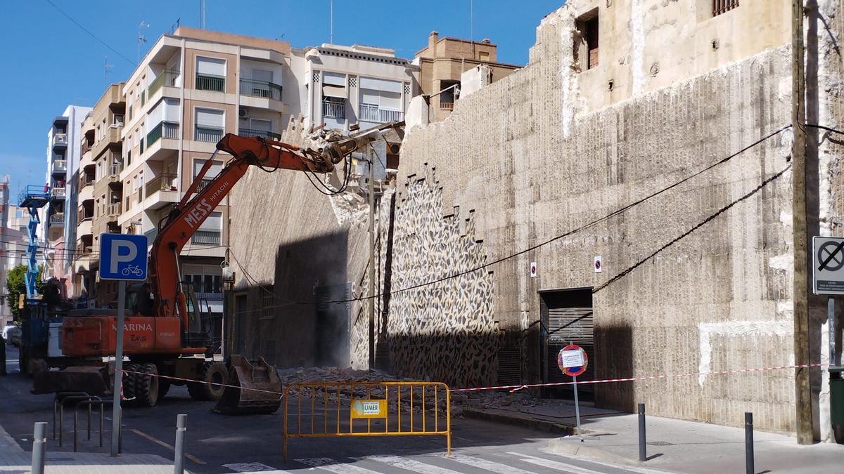 La pala derribando la discoteca del centro de Elche