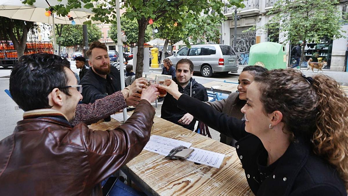 Los bares podrían cerrar pasada la medianoche si el Consell amplía los horarios. | GERMÁN CABALLERO