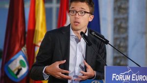 GRAF5193. MADRID, 21/05/2019.- El candidato de Más Madrid a la Comunidad, Íñigo Errejón, protagoniza este martes un desayuno informativo en el que ha sido presentado por la alcaldesa de la capital, Manuela Carmena. EFE/Paco Campos