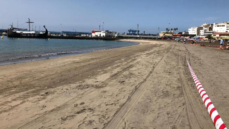 La playa de Los Cristianos este martes, cerrada al baño.