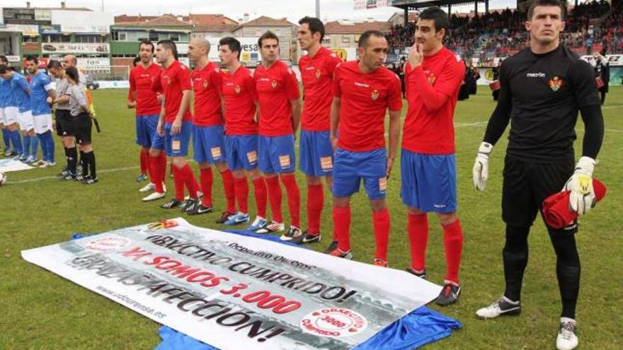 Los jugadores del Ourense mostraron una pancarta de agradecimiento a la afición antes del partido con el Oviedo. // Iñaki Osorio