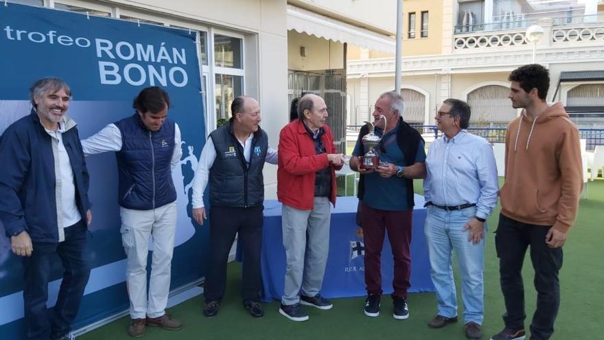 Entrega de la jarra Argentum en el Trofeo Román Bono