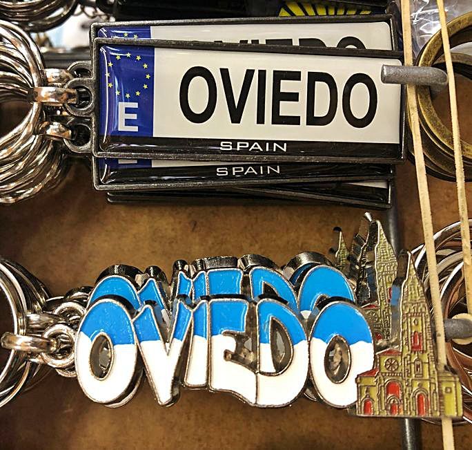 El nombre de Oviedo, convertido en souvenir. | Miki López