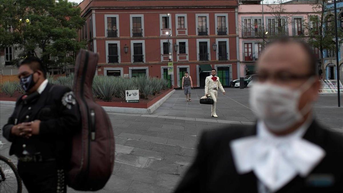 Los mariachis esperan la llegada de clientela en la Plaza Garibaldi de Ciudad de México.