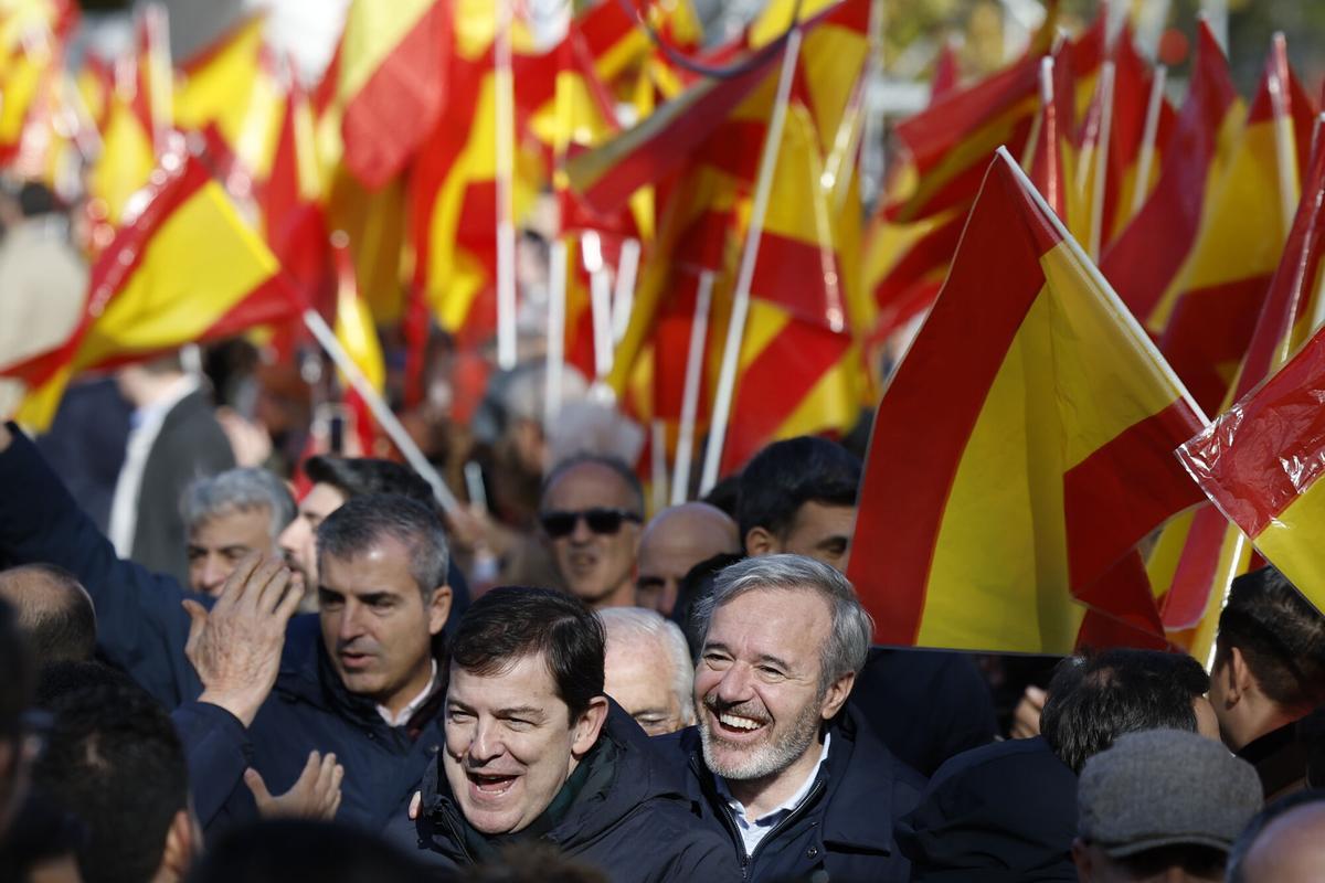 MADRID, 30/11/2025.- El presidente de la Junta de Castilla y León, Alfonso Fernández Mañueco (c), y el presidente de Aragón, Jorge Azcón (d) participan en la concentración contra el Gobierno de Pedro Sánchez, por los casos de corrupción que protagonizan José Luis Ábalos, Koldo García y Santos Cerdán, convocada por el Partido Popular (PP) en el Templo de Debod en Madrid, este domingo. EFE/ Juanjo Martín
