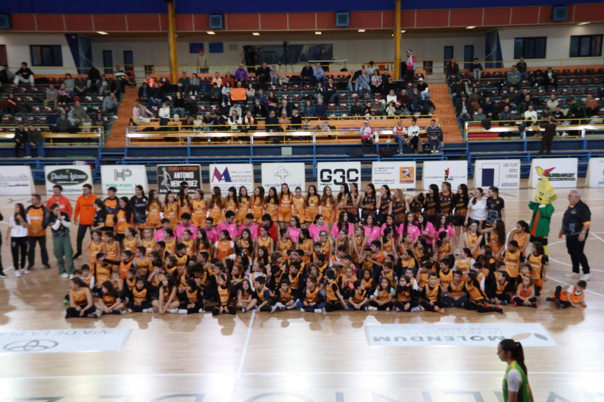 GALERÍA | El CD Zamarat presume de cantera  en un pabellón Ángel Nieto teñido de color naranja