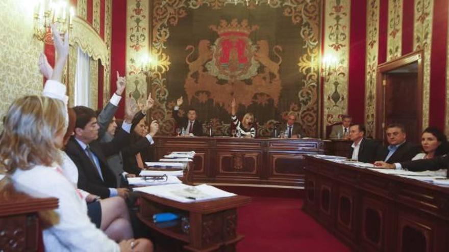 El PP apoya en bloque a la alcaldesa entre protestas y gritos de «Castedo dimisión»