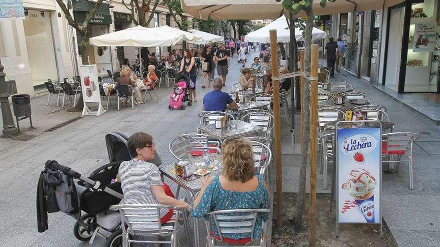 Una de las terrazas que se encuentra en la zona peatonal de la calle del Paseo. // Iñaki Osorio