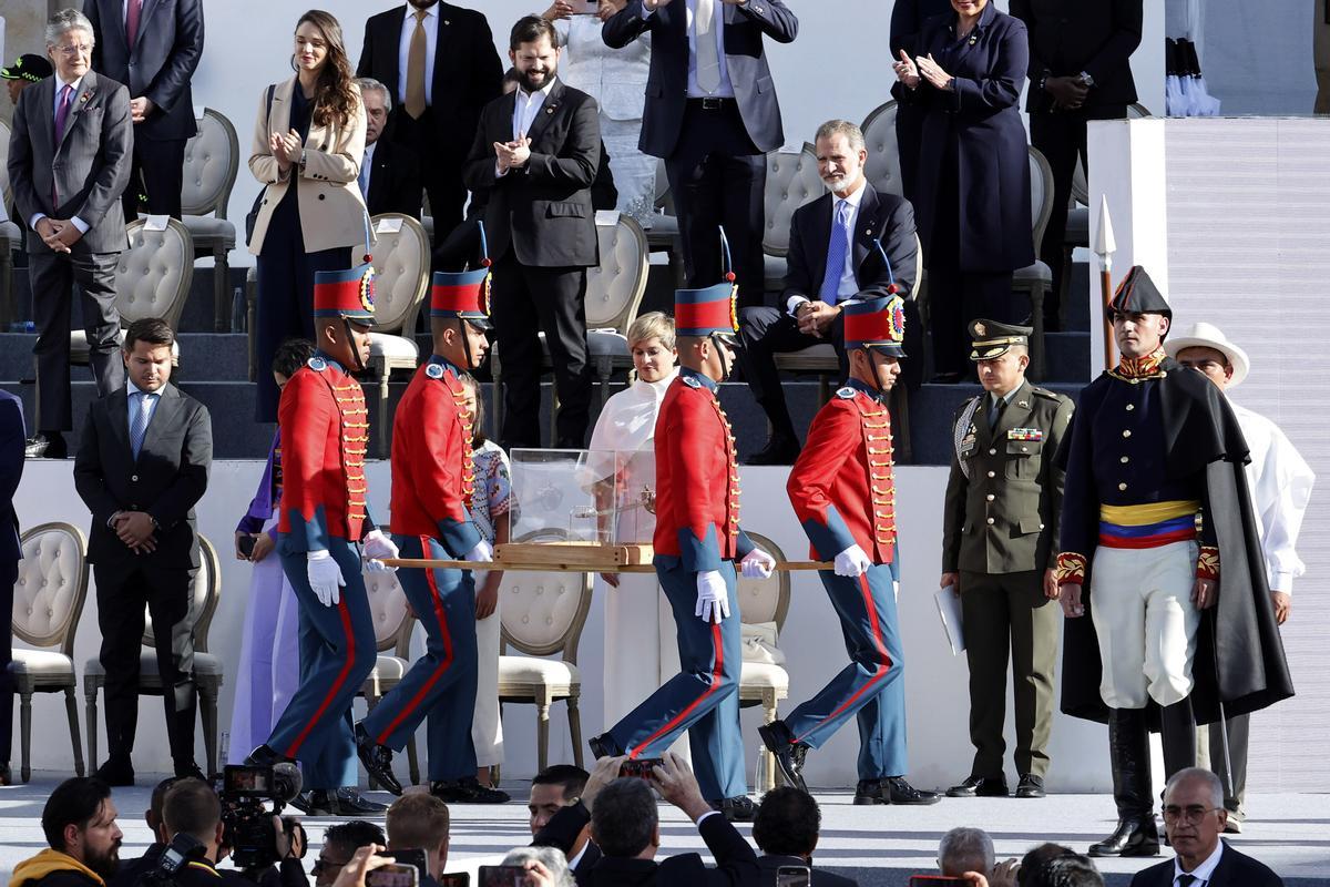 Cadetes ingresan con la espada de Bolívar en una urna a la ceremonia de investidura del presidente de Colombia, Gustavo Petro.