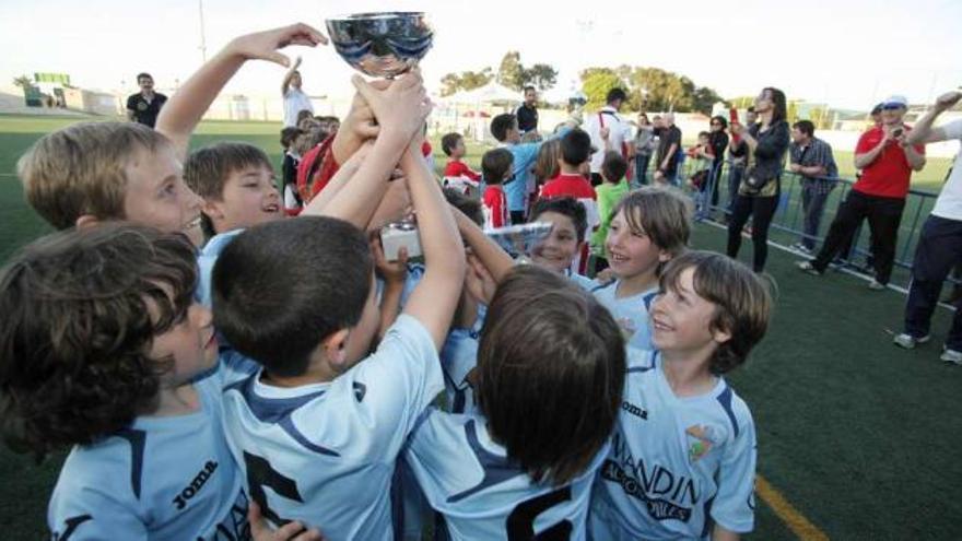 Imagen del equipo vencedor, durante la entrega de trofeos. // Bernabé/Gutier