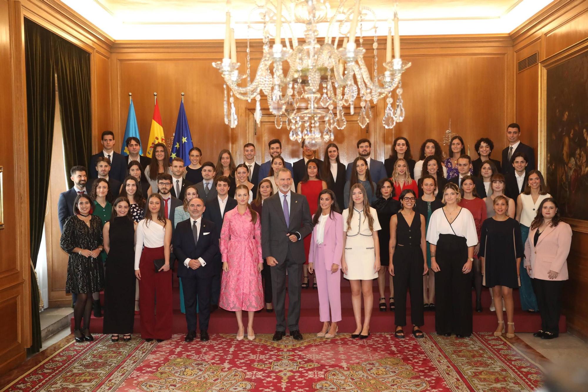 EN IMÁGENES: Así fue la recepción de los Reyes y sus hijas a los Premios Fin de Carrera de la Universidad de Oviedo