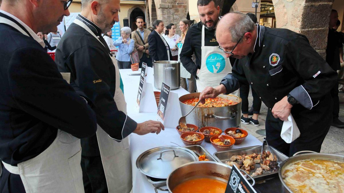 Las imágenes de la cita inaugural de las jornadas gastronómicas de la olla de la Plana de Vila-real
