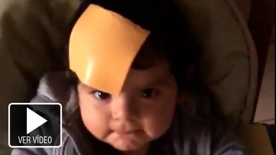 Lanzar lonchas de queso a la cara de un bebé, el nuevo reto viral