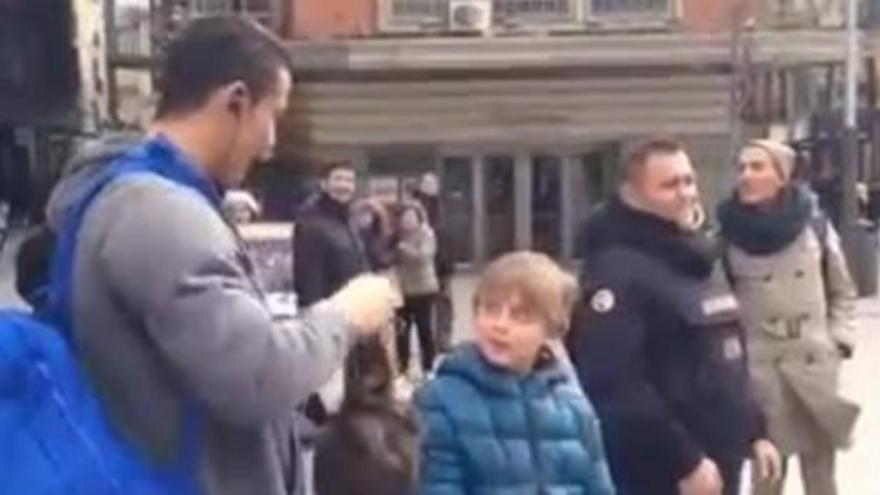 Cristiano Ronaldo se disfraza para sorprender a un niño