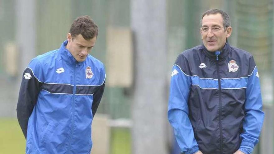 Oriol Riera conversa con el psicólogo, Macario Bravo, ayer en Abegondo.