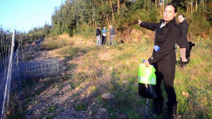 Vecinos de Trabanca Sardiñeira en las inmediaciones de la zona por la que pasa el TAV.  // Noé Parga