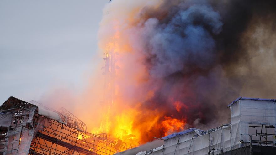 Arde la antigua bolsa de Copenhague por un incendio de origen desconocido