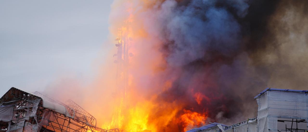 Arde la antigua bolsa de Copenhague por un incendio