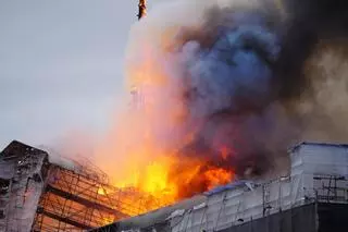 Arde la antigua bolsa de Copenhague por un incendio