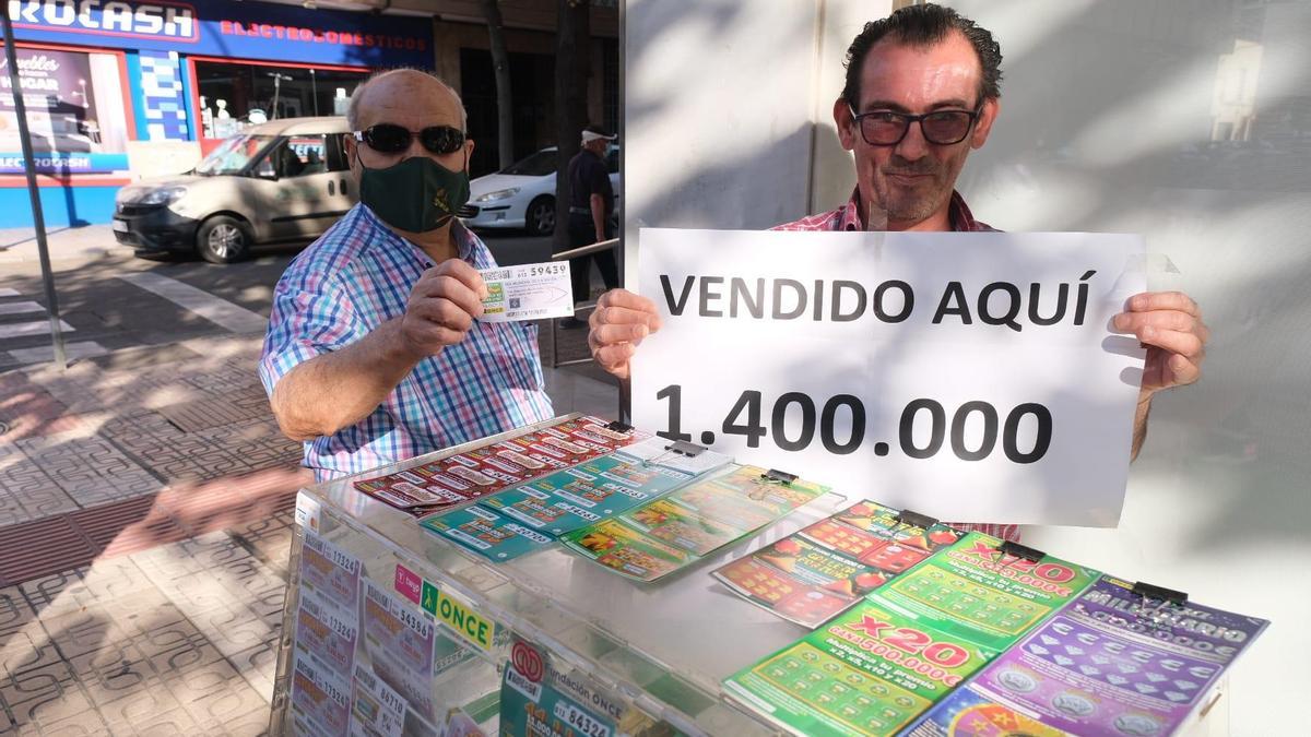 El vendedor de la ONCE que ha repartido la suerte en San Roque junto a uno de los clientes agraciados.