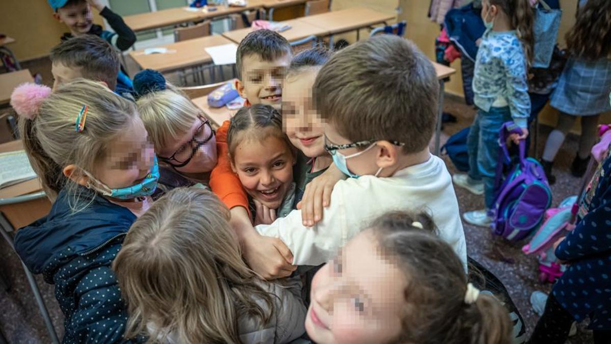 Niños ucranianos en España reciben a otros compatriotas.