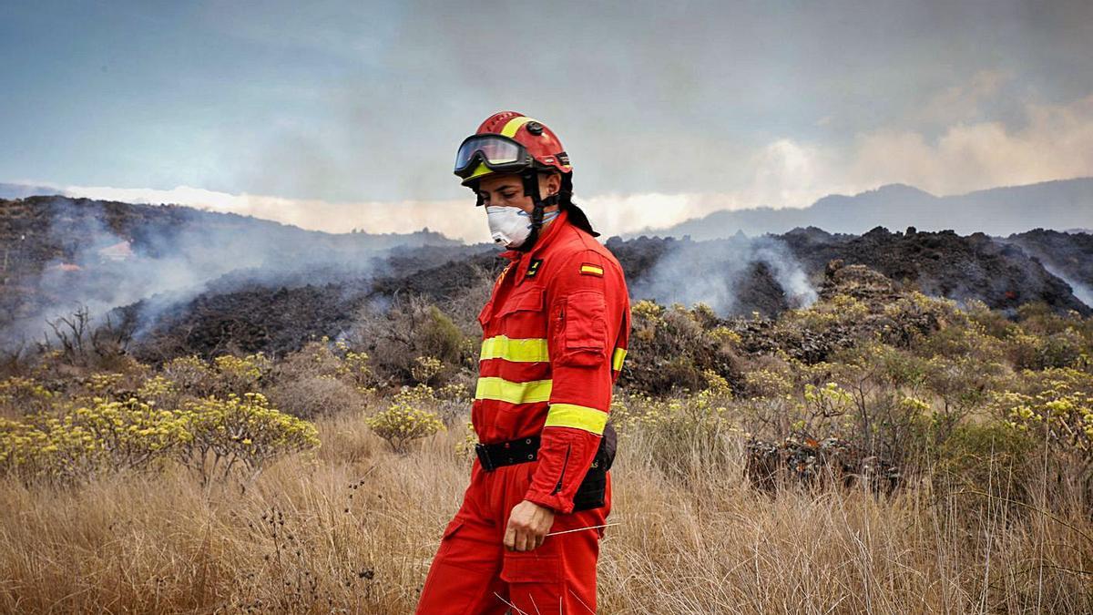 Un bombero en las inmediaciones de Todoque,  momentos antes de la aproximación de la lava del volcán. | | KIKE RINCÓN / EUROPA PRESS