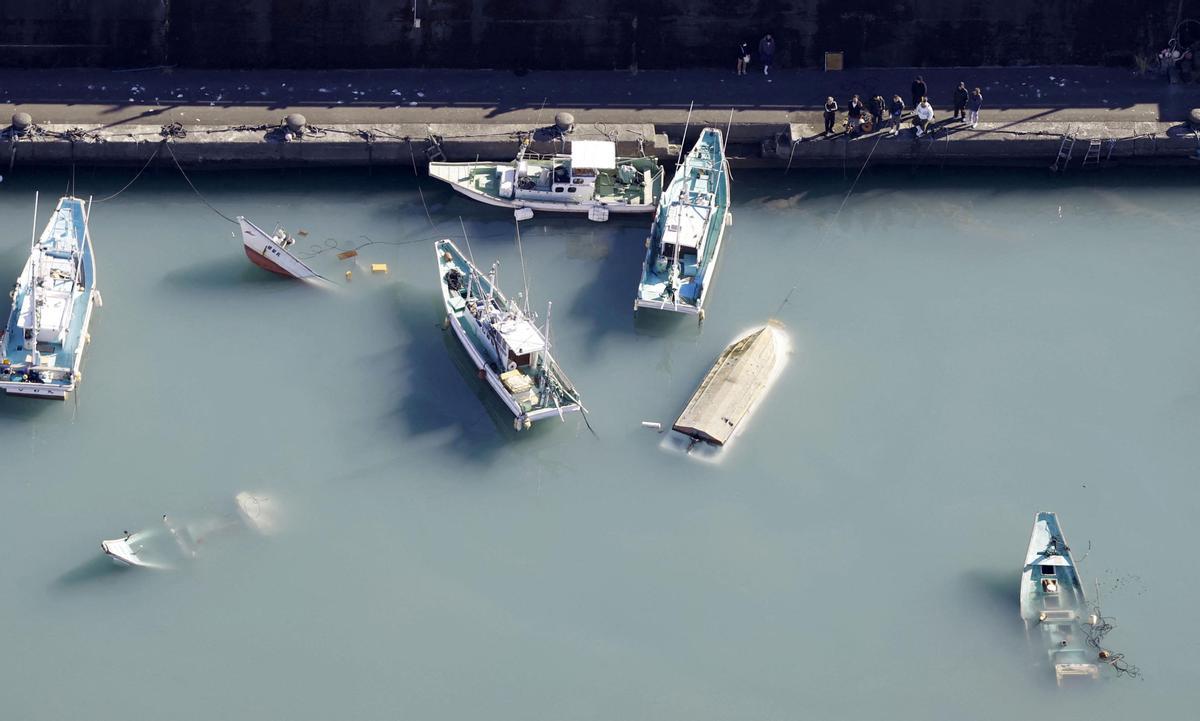 Barcos en Muroto, en Japón, afectados por el tsunami causado tras la erupción del volcán submarino de Tonga.