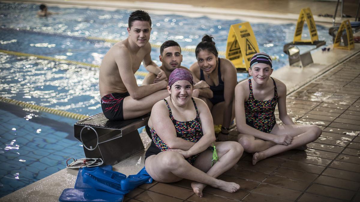 Los jóvenes nadadores de la Fundación Adapta2. De izquierda a derecha: Marc, Maria, Carlos, Mónica y Paula.