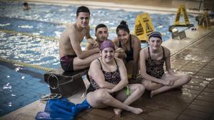 Los jóvenes nadadores de la Fundación Adapta2. De izquierda a derecha: Marc, Maria, Carlos, Mónica y Paula.