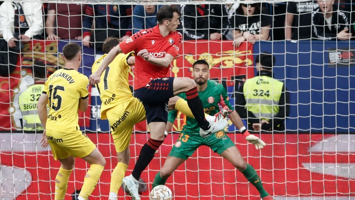 Ante Budimir generó mucho peligro pero no estuvo acertado ante Gazzaniga