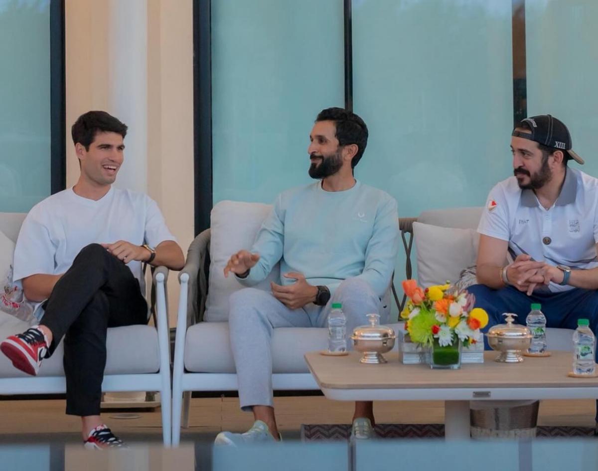 Carlos Alcaraz, junto a Nasser Hamad Al Khalifa y Khalid Hamad Al Khalifa.