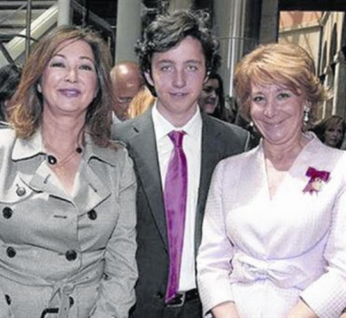 Gómez-Iglesias, entre Ana Rosa Quintana i Esperanza Aguirre. Gómez-Iglesias, entre Ana Rosa Quintana i Esperanza Aguirre.