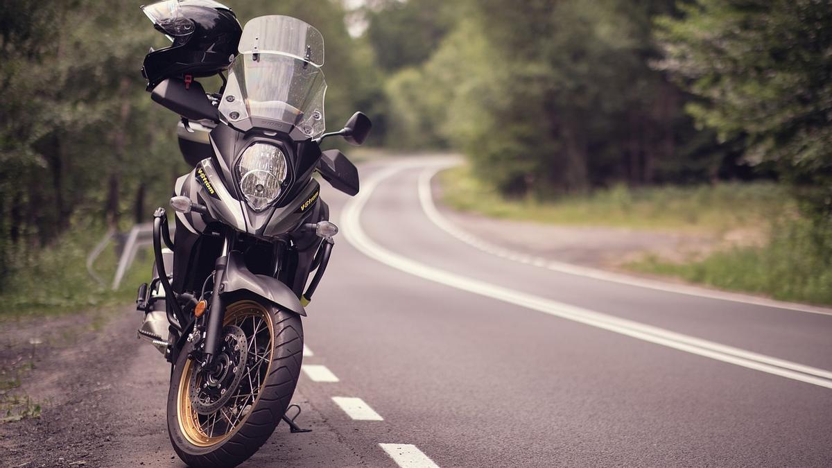 Una motocicleta parada en la carretera