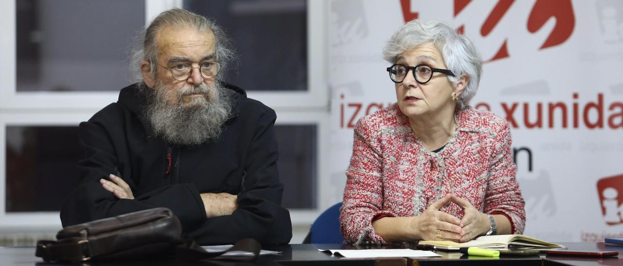 Luis Fernández y Ana Castaño, ayer, en la sede local de Izquierda Unida.