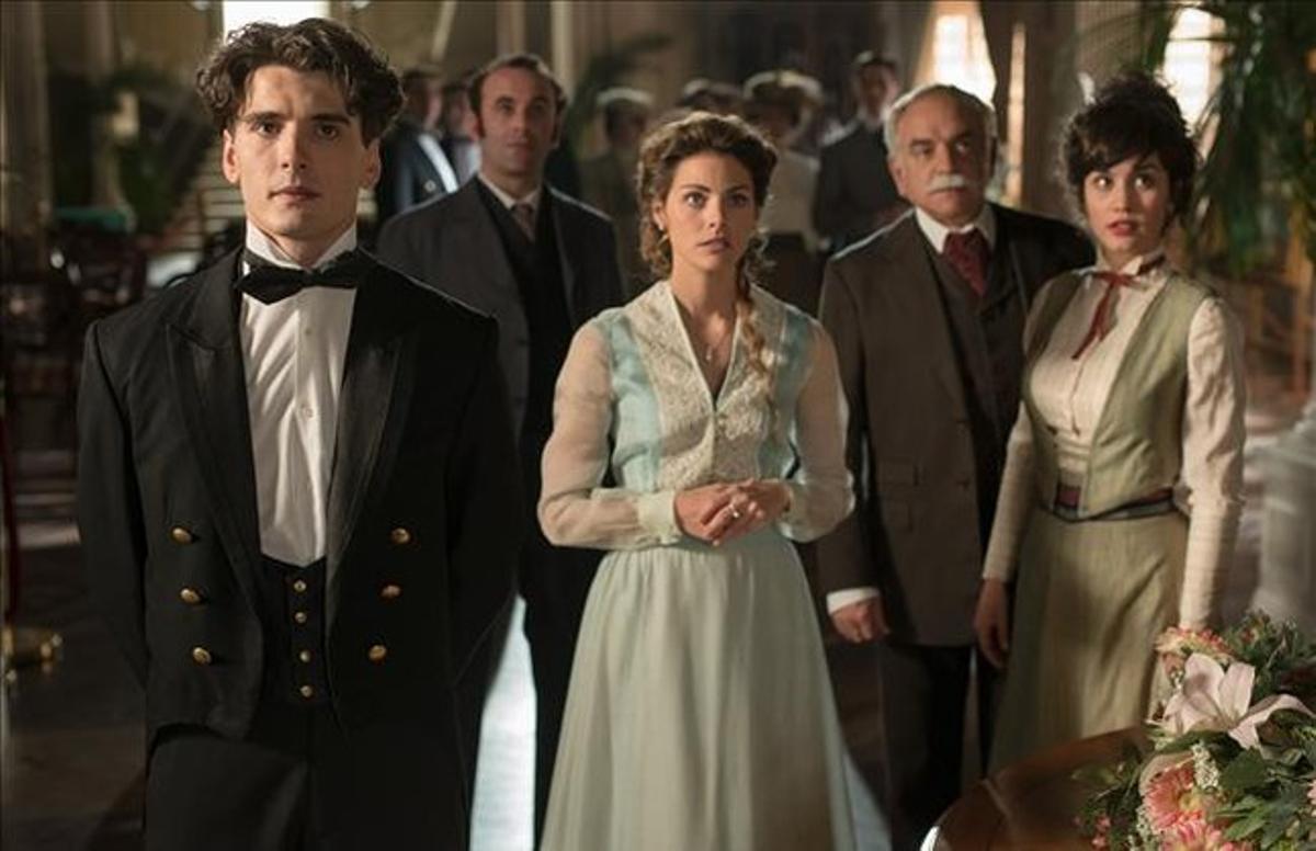Imatge de ’Gran Hotel’, amb Yon González i Amaia Salamanca en primer terme.