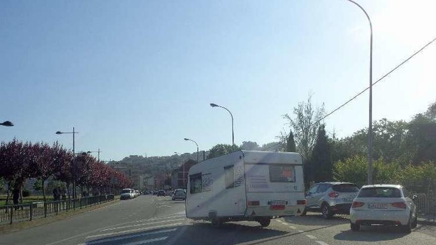 La caravana, en medio de la carretera general. // Gonzalo Núñez