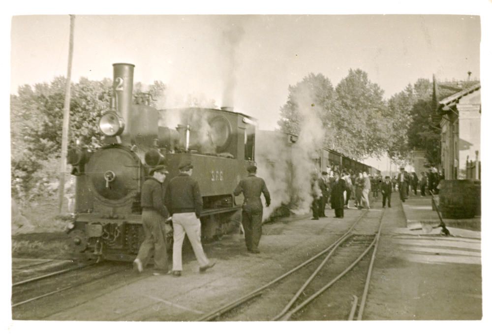 Tren de Sant Feliu de Guíxols aturat en una estació, possiblement a Llagostera. Foto de la dècada dels anys 60.