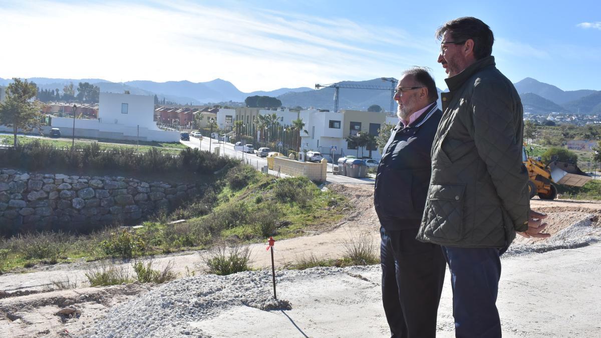 El alcalde de Alhaurín de la Torre, Joaquín Villanova, supervisa unas obras.