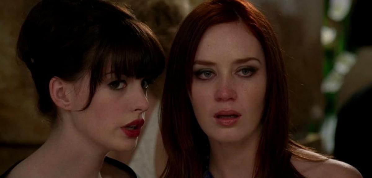 Emily Blunt (derecha) junto a Anne Hathaway.