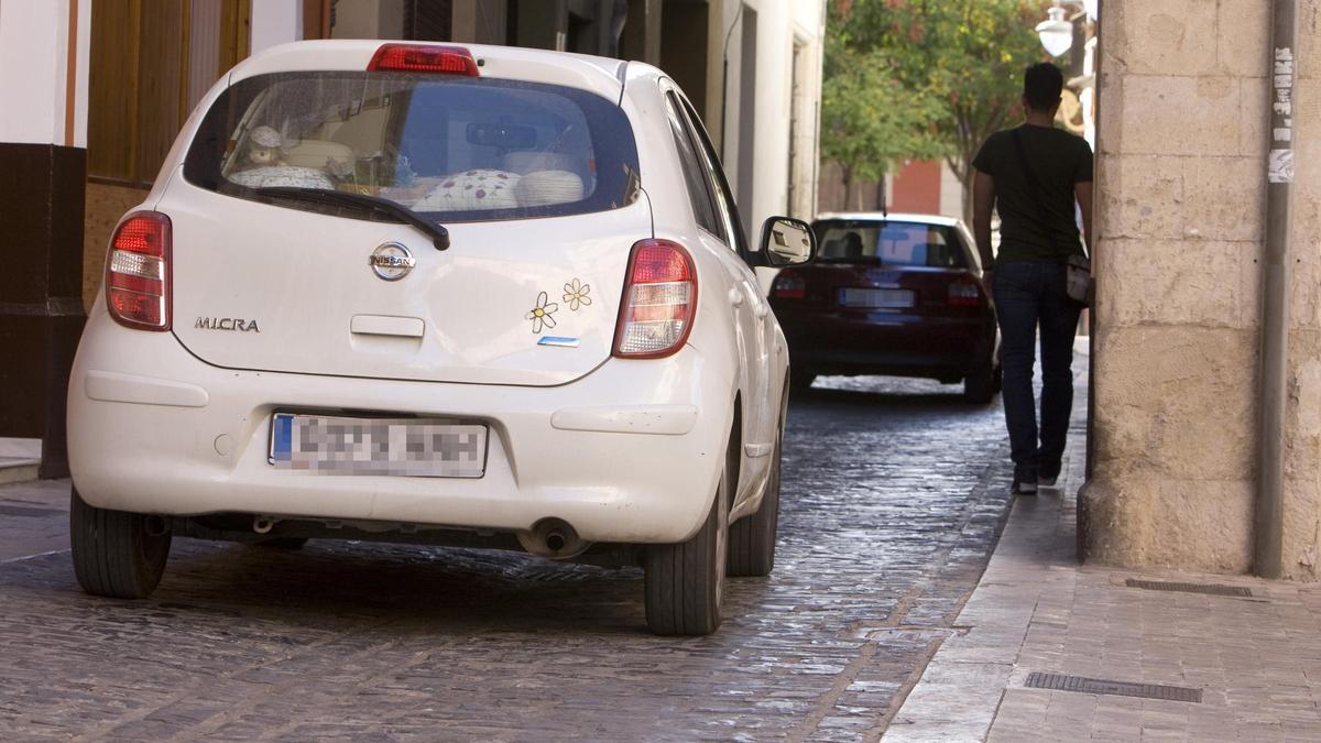 Trànsit de cotxes en el carrer Corretgeria